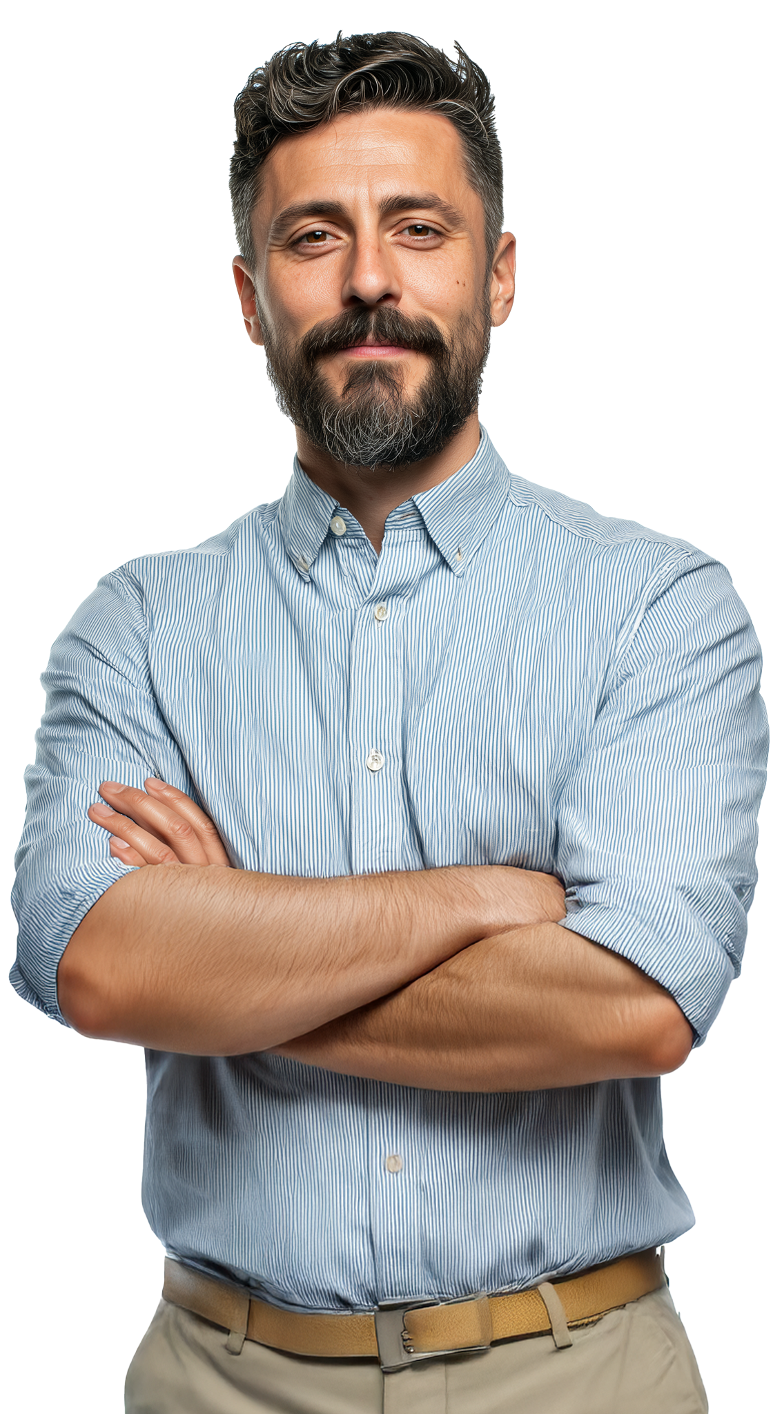 Datore di lavoro con camicia a righe e braccia incrociate, formato come RSPP, pronto a gestire la sicurezza in azienda.