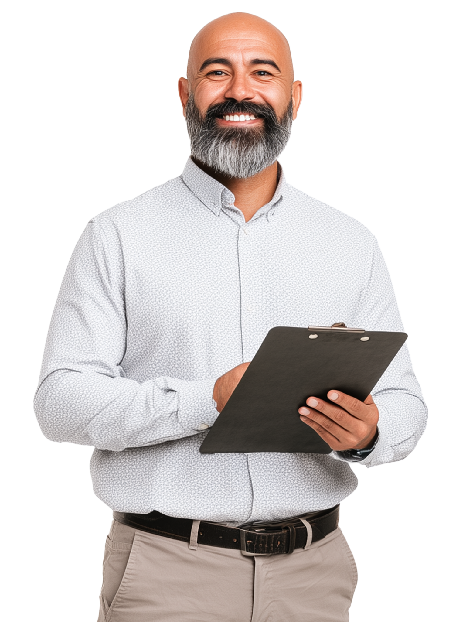 Consulente sicurezza sorridente con barba, camicia chiara e clipboard in mano, pronto a controllare la documentazione aziendale.